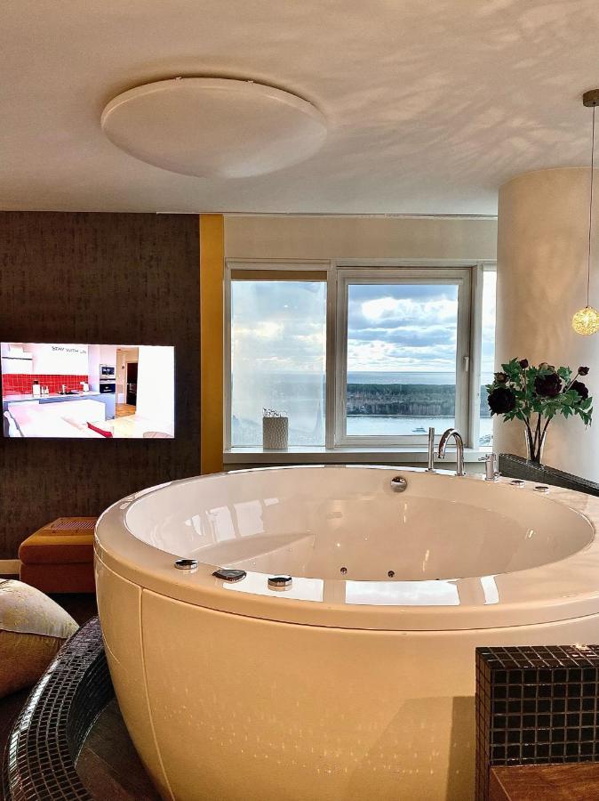 Sky Flat Jacuzzi 27 Floor Appartement Klaipėda Buitenkant foto